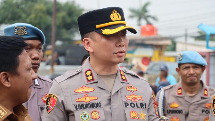 Polres Tangsel mengerahkan 200 personel untuk melakukan evakuasi warga dan pengamanan di lokasi banjir di Pondok Aren.