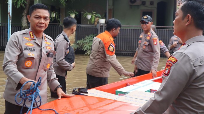 Polri evakuasi hingga beri bantuan korban banjir Bekasi dan Depok