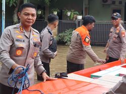Polri Evakuasi-Salurkan Bantuan Warga Terdampak Banjir di Bekasi-Bogor
