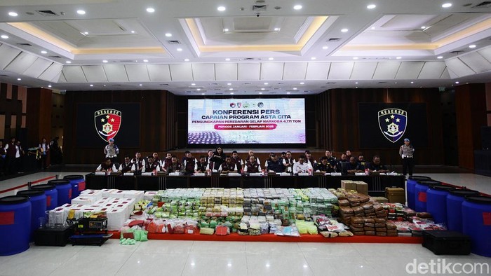 Kabareskrim Polri Komjen Wahyu Widada bersama pejabat Polri dan undangan menggelar konferensi di Gedung Bareskrim Polri, Jakarta Selatan, Rabu (5/3/2025) terkait pengungkapan 6.881 kasus tindak pidana narkoba di seluruh wilayah Indonesia.