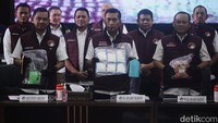 Kabareskrim Polri Komjen Wahyu Widada menunjukkan barang bukti yang diamankan dalam pengungkapan kasus narkoba tersebut.  