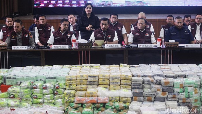 Kabareskrim Polri Komjen Wahyu Widada bersama pejabat Polri dan undangan menggelar konferensi di Gedung Bareskrim Polri, Jakarta Selatan, Rabu (5/3/2025) terkait pengungkapan 6.881 kasus tindak pidana narkoba di seluruh wilayah Indonesia.