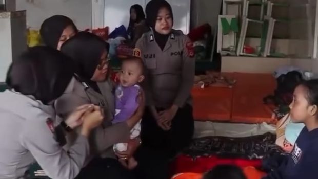 Polwan Polres Bogor turun memberikan trauma healing kepada anak-anak korban banjir di Puncak,Cisarua.