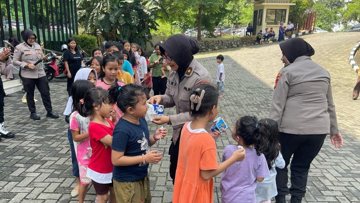 Polwan Polres Jaksel turun memberikan trauma healing kepada anak-anak korban banjir di Pancoran.