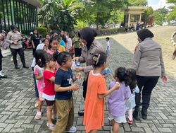 Pulihkan Trauma, Polwan Ajak Main Anak-anak Korban Banjir Pancoran