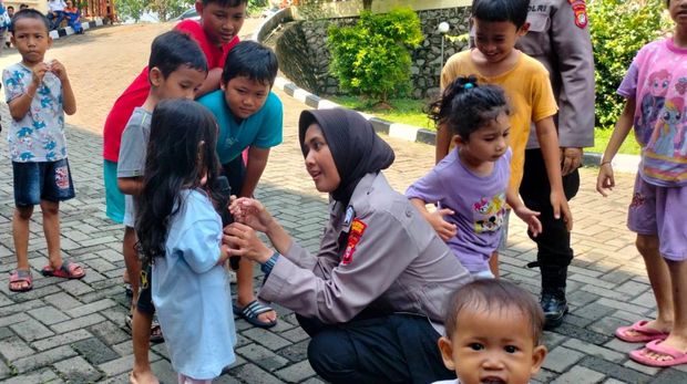 Polwan Polres Jaksel turun memberikan trauma healing kepada anak-anak korban banjir di Pancoran.
