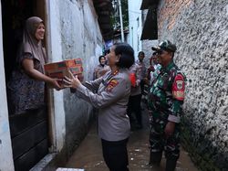 Polwan Terjun ke Lokasi Banjir Jakbar, Bagikan Sembako hingga Periksa Kesehatan