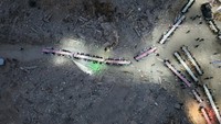 Pemandangan drone menunjukkan orang-orang berkumpul untuk berbuka puasa di Al-Qaboon, Damaskus, Suriah, 4 Maret 2025.  