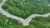 Foto udara pengendara melintas di ruas jalan Bora-Pandere sepanjang 22 kilometer yang baru dibuka di Sigi, Sulawesi Tengah, Selasa (4/3/2025). 