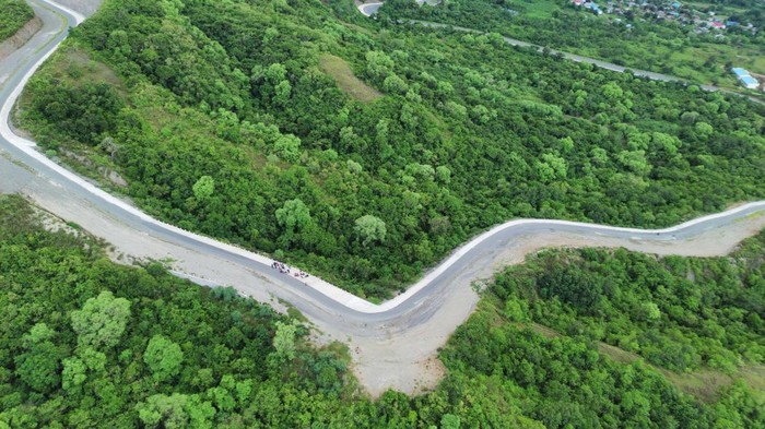 Potret Jalan Baru di Sigi yang Membelah Hutan Lindung Foto udara pengendara melintas di ruas jalan Bora-Pandere sepanjang 22 kilometer yang baru dibuka di Sigi, Sulawesi Tengah, Selasa (4/3/2025). Jalan yang menghabiskan anggaran sebesar Rp63 miliar itu sebagiannya adalah hasil pembebasan kawasan hutan lindung yang dikelola Balai Taman Nasional Lore Lindu (BTNLL) sepanjang 4,6 kilometer. ANTARA FOTO/Basri Marzuki/YU