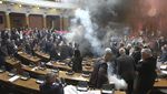 Potret Kacau Sidang Parlemen Serbia gegara Anggota Lempar Granat Asap