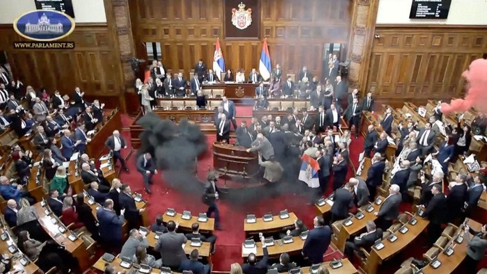 Potret Kacau Sidang Parlemen Serbia gegara Anggota Lempar Granat Asap Serbian opposition lawmakers let off smoke grenades inside Serbian parliament, in Belgrade, Serbia March 4, 2025, in this screengrab taken from a video. SERBIAN PARLIAMENT POOL / VIDEOPLUS/Handout via REUTERS THIS IMAGE HAS BEEN SUPPLIED BY A THIRD PARTY
