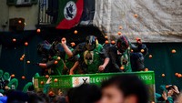 Kini, acara ini menarik ribuan pengunjung dari seluruh dunia, menyatukan tradisi, adrenalin, dan sejarah dalam salah satu perayaan karnaval paling unik dan menggetarkan di Italia. 