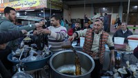 Warga di berbagai kota Suriah mengungkapkan kebahagiaan saat melihat beragam produk dan keramaian di pasar-pasar. REUTERS/Orhan Qereman