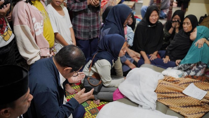Pramono saat melayat ke rumah korban banjir di Jaksel (dok. Istimewa)