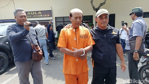 Pria lansia bernama Yahya pencuri aki truk di 10 lokasi berbeda digiring polisi di Mapolres Jembrana, Rabu (5/3/2025). (Foto: I Putu Adi Budiastrawan/detikBali)