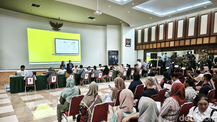 Proses antrean urus klaim JHT eks karyawan Sritex, Rabu (5/3/2025).