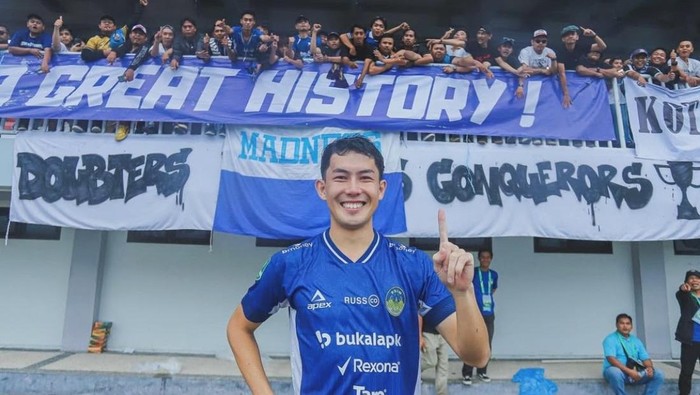 Bek PSIM Jogja, Yusaku Yamadera berpose di depan suporter. Foto diunggah Rabu (5/3/2025).