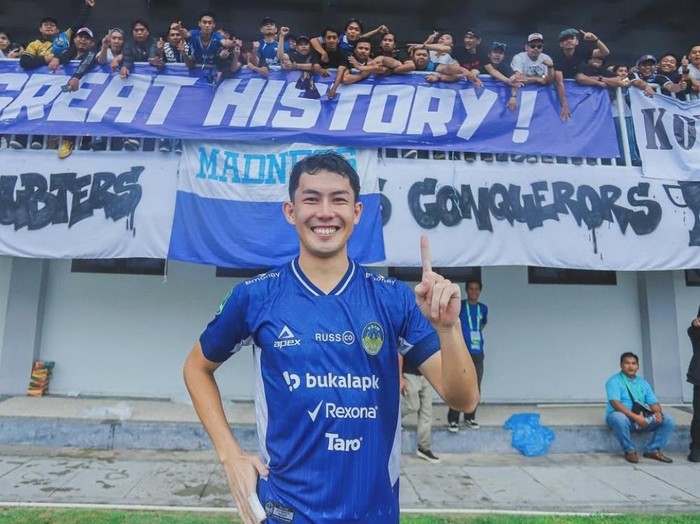 Bek PSIM Jogja, Yusaku Yamadera berpose di depan suporter. Foto diunggah Rabu (5/3/2025).