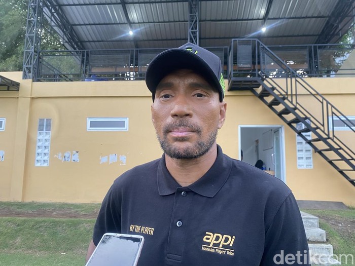 Manajer PSS Sleman, Leonard Tupamahu, saat ditemui di Lapangan Pakembinangun, Sleman, Rabu (5/3/2025).