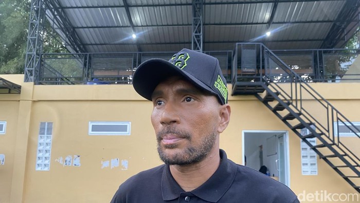 Manajer PSS Sleman, Leonard Tupamahu, saat ditemui di Lapangan Pakembinangun, Sleman, Rabu (5/3/2025).