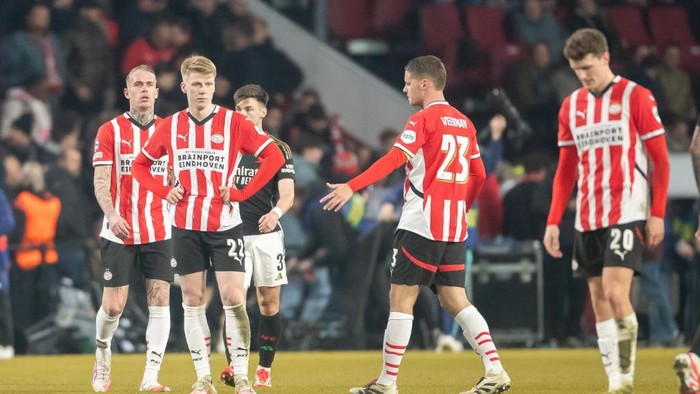 Eindhoven, Netherlands - March 4: Rick Karsdorp of PSV Eindhoven, Jerdy Schouten of PSV Eindhoven, Joey Veerman of PSV Eindhoven and Guus Til of PSV Eindhoven looks dejected during the UEFA Champions League 2024/25 Round of 16 First Leg match between PSV Eindhoven and Arsenal FC at Philips Stadion on March 4, 2025 in Eindhoven, Netherlands. (Photo by Mario Hommes/DeFodi Images via Getty Images)