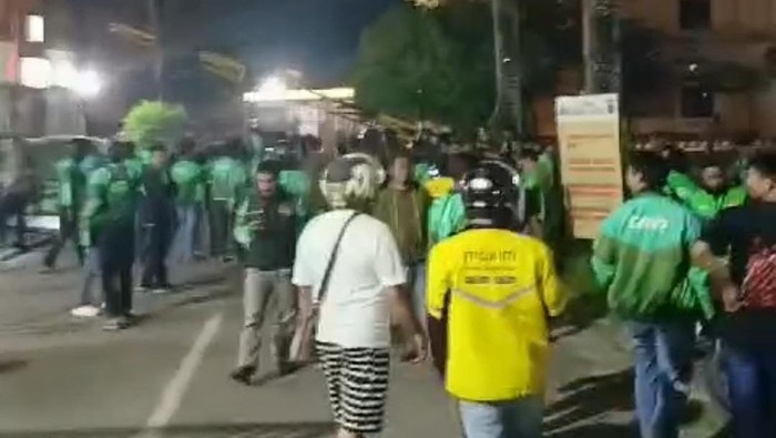 Rombongan ojol mendatangi Polresta Kendari melaporkan kasus motor mogok usai isi pertalite.