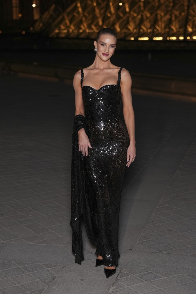 Gaun hitam sequin Balenciaga membungkus tubuh Rosie Huntington-Whiteley di acara yang mendapat julukan mini MET Gala versi Paris ini. Ia menyempurnakan gayanya dengan selendang senada. (Foto: Scott A Garfitt/Invision/AP)
