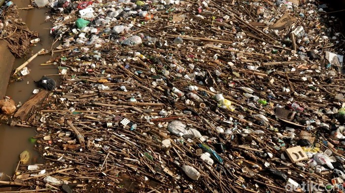 Sampah di Bendungan Bugel, Kabupaten Bandung.