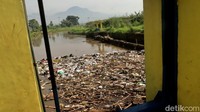 Sampah ini menumpuk karena volume air sedang meningkat. Jika volume air menyusut, sampah akan terbawa aliran sungai dan bermuara ke Sungai Citarum.
