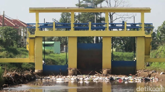 Sampah di Bendungan Bugel, Kabupaten Bandung. Sampah di Bendungan Bugel, Kabupaten Bandung.
