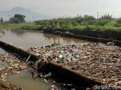 Jorok! Sampah Menumpuk di Bendungan Bugel Bandung