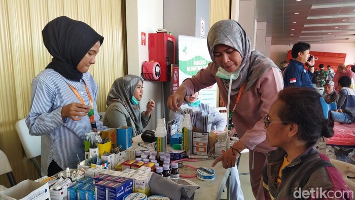 Sejumlah warga Perum Pondok Gede Permai (PGP) masih bertahan di tenda-tenda pengungsian yang didirikan di halaman BNPB Jatiasih. Begini kondisinya. (Kurniawan F/detikcom)