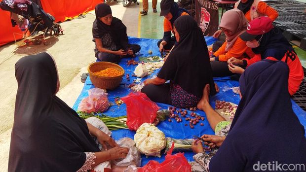 Sejumlah warga Perum Pondok Gede Permai (PGP) masih bertahan di tenda-tenda pengungsian yang didirikan di halaman BNPB Jatiasih. Begini kondisinya. (Kurniawan F/detikcom)