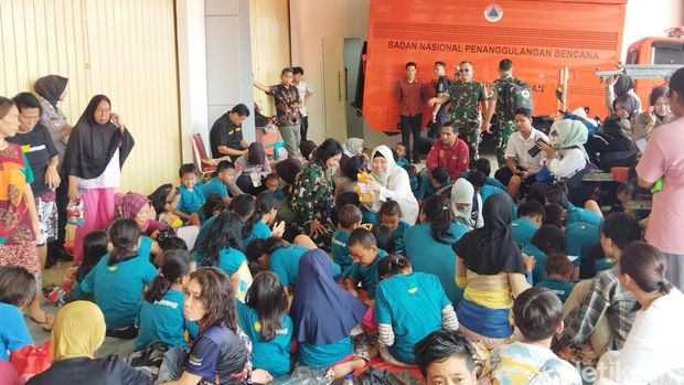 Sejumlah warga Perum Pondok Gede Permai (PGP) masih bertahan di tenda-tenda pengungsian yang didirikan di halaman BNPB Jatiasih. Begini kondisinya. (Kurniawan F/detikcom)