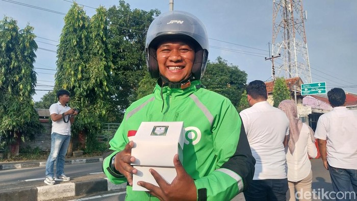 Semringah Ojol di Majalengka Dapat Takjil Gratis