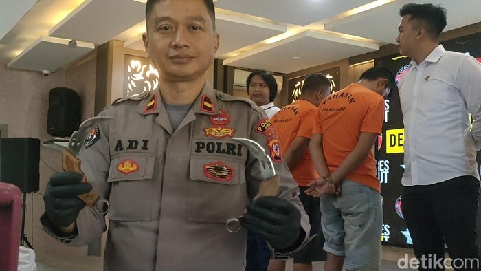 Senjata cakar harimau yang dibawa saat merampok.