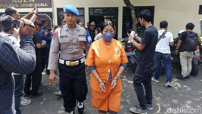 Seorang wanita pemilik salon di Jembrana ditangkap karena mencuri uang milik pelanggannya.