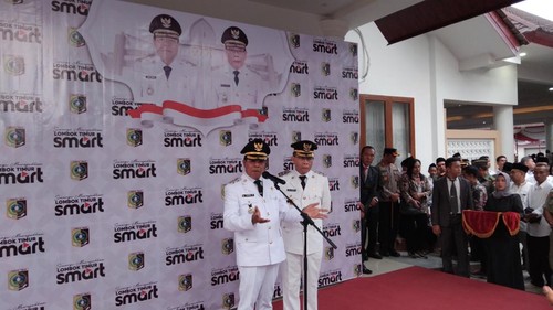Bupati Haerul Warisi dan Wabup Lombok Timur Moh. Edwin Hadiwijaya ketika konfrensi pers di Pendopo Bupati seusai sertijab, Rabu (5/3/2025). foto : ( Sanusi Ardi W/DetikBali)
