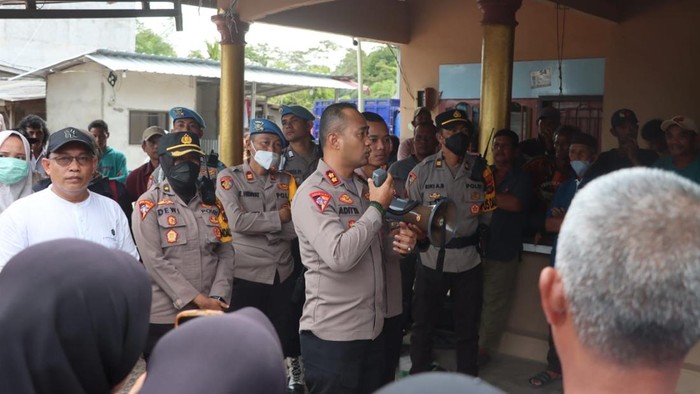 Situasi penolakan dari sejumlah warga.