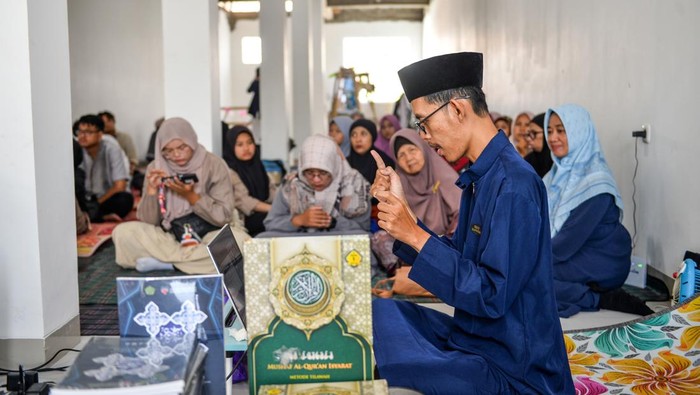 Sosialisasi Al Quran isyarat di Bandung Guru tuna rungu memberikan materi bahasa isyarat hijaiyah saat sosialisasi Al Quran isyarat di Pesantren Tuna Rungu Rumah Quran Isyaroh, Bandung, Jawa Barat, Rabu (5/3/2025). Pesantren Tuna Rungu Rumah Quran Isyaroh menggelar sosialisasi Al Quran isyarat kepada 30 warga tuna rungu yang ditujukan agar teman tuli di Kota Bandung dapat membaca Al Quran isyarat serta dapat beribadah di Bulan Ramadhan layaknya orang orang yang mendengar. ANTARA FOTO/Raisan Al Farisi/nym.
