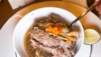 Sop Iga ini memiliki tekstur daging super empuk. Sajiannya dapat dinikmati dengan sambal cabe rawit dan jeruk nipis untuk menambah kesegaran. Foto: detikFood/Yenny Mustika Sari