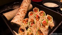 Untuk menu Timur Tengah, jangan lewatkan kebab. Disajikan dengan isian daging ayam panggang, lettuce, tomat, dan tambahan saus yogurt. Foto: detikFood/Yenny Mustika Sari