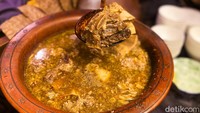 Menu sop iga di restoran Bel Etage banyak dijadikan andalan. Bisa menjadi pilihan yang nyaman juga, karena berkuah kaldu gurih. Foto: detikFood/Yenny Mustika Sari