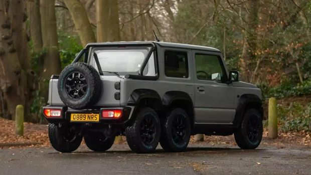 Suzuki Jimny dimodifikasi menggunakan enam roda