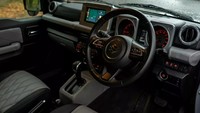 Geser ke bagian dalam, mobil ini telah mengalami sedikit perubahan tampilan. Jok dan panel pintu kini dilapisi kulit berlapis hitam dan abu-abu muda. Kemudian sistem audio  Kenwood baru menggantikan infotainment bawaan. Foto: Carscoops