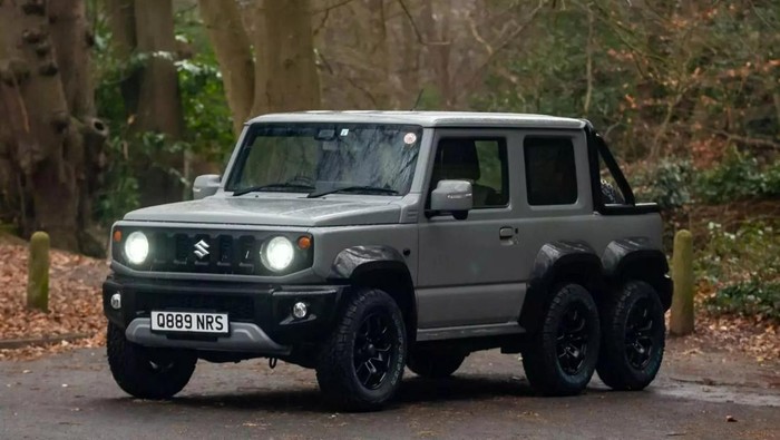 Suzuki Jimny dimodifikasi menggunakan enam roda Suzuki Jimny dimodifikasi menggunakan enam roda