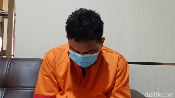 Syatria Bhakti Prakasih (36) akui jadi pengedar narkoba demi beli susu anak.