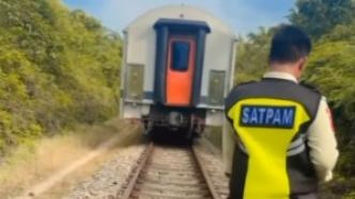 Tangkapan layar kereta api KA U52 Sribilah Utama tujuan 
Medan-Rantau Prapat mogok di tengah rel. (Dok. Istimewa)