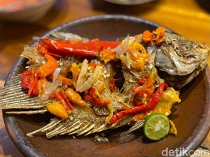 Tapak Djati: Istimewa! Pecak Gurame dan Garang Asem Sedap di Resto Joglo